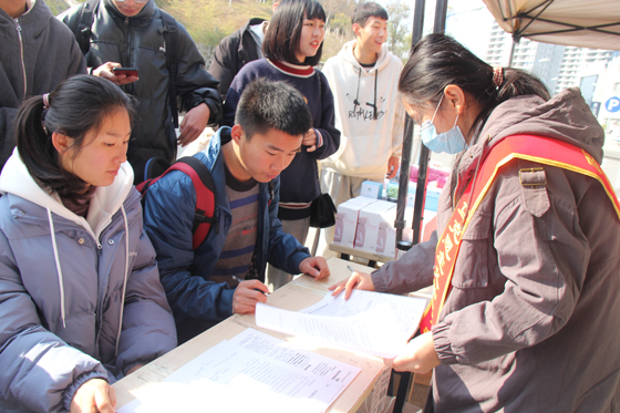 飛揚(yáng)熱血青春  匯集愛心洪流——安康學(xué)院積極開展冬季獻(xiàn)血活動