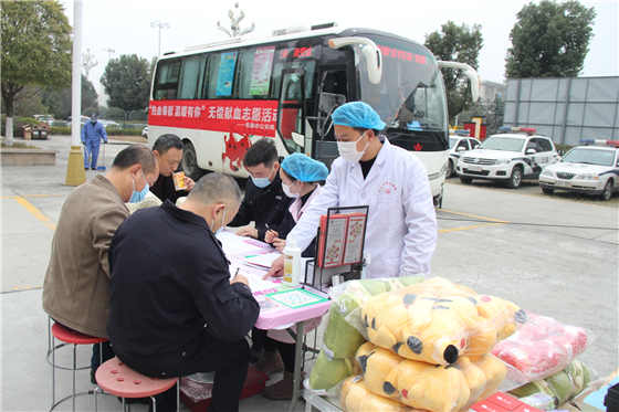 人民警察一心為民，捋袖捐血鐵血柔情——安康市公安局積極開展冬季獻(xiàn)血活動(dòng)
