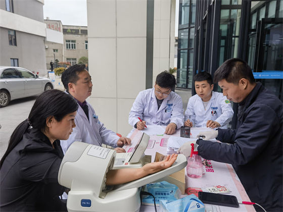 一“臂”之力，踐行醫(yī)者擔(dān)當(dāng)——安康市中心血站聯(lián)合漢濱區(qū)第三人民醫(yī)院開展無償獻(xiàn)血活動(dòng)