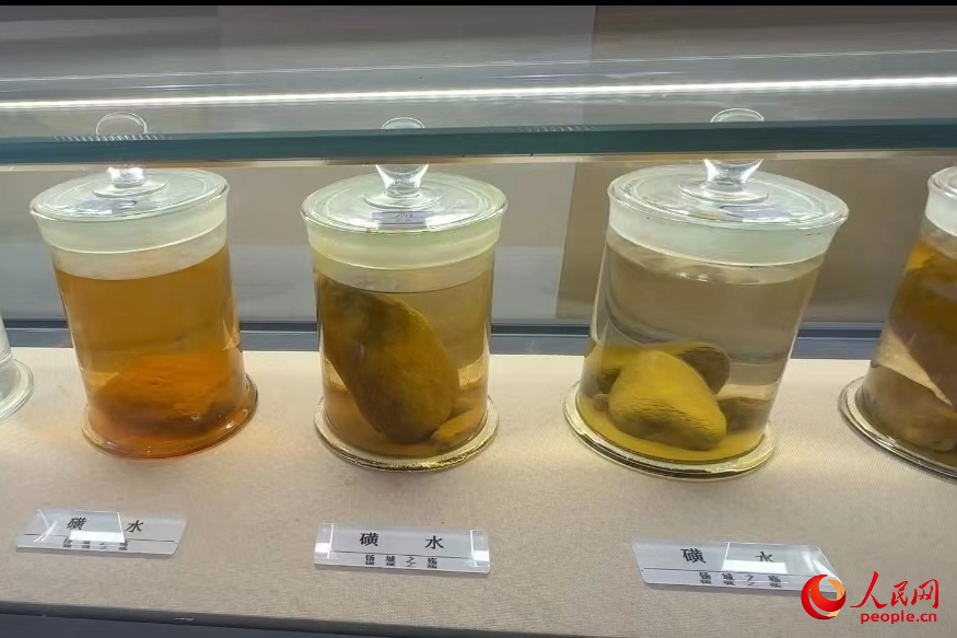 白河縣礦山生態(tài)修復(fù)科普教育示范基地展示的“磺水”。人民網(wǎng)記者 白鴿攝