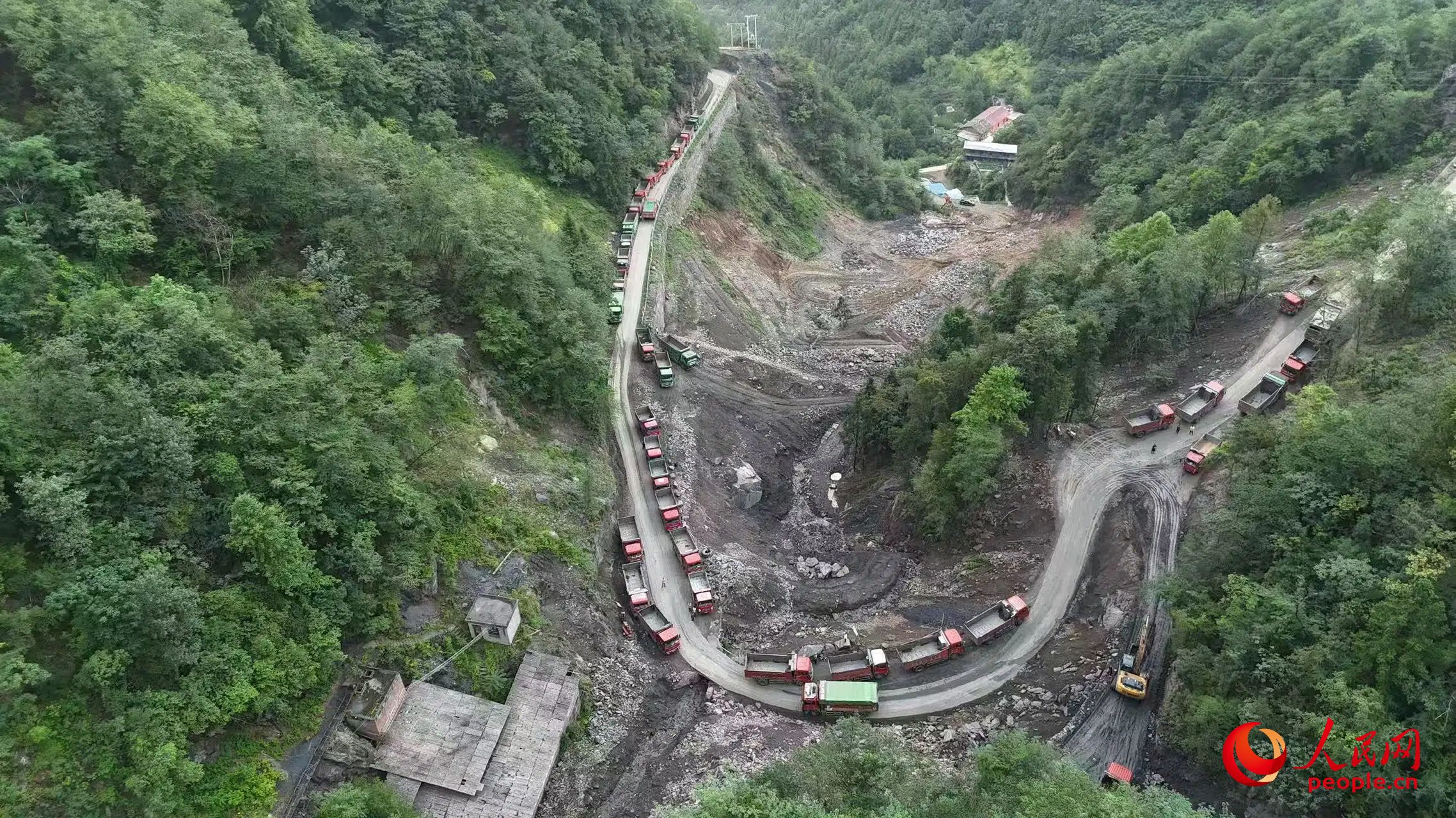 清運(yùn)礦渣的卡車(chē)停在工區(qū)。受訪者供圖
