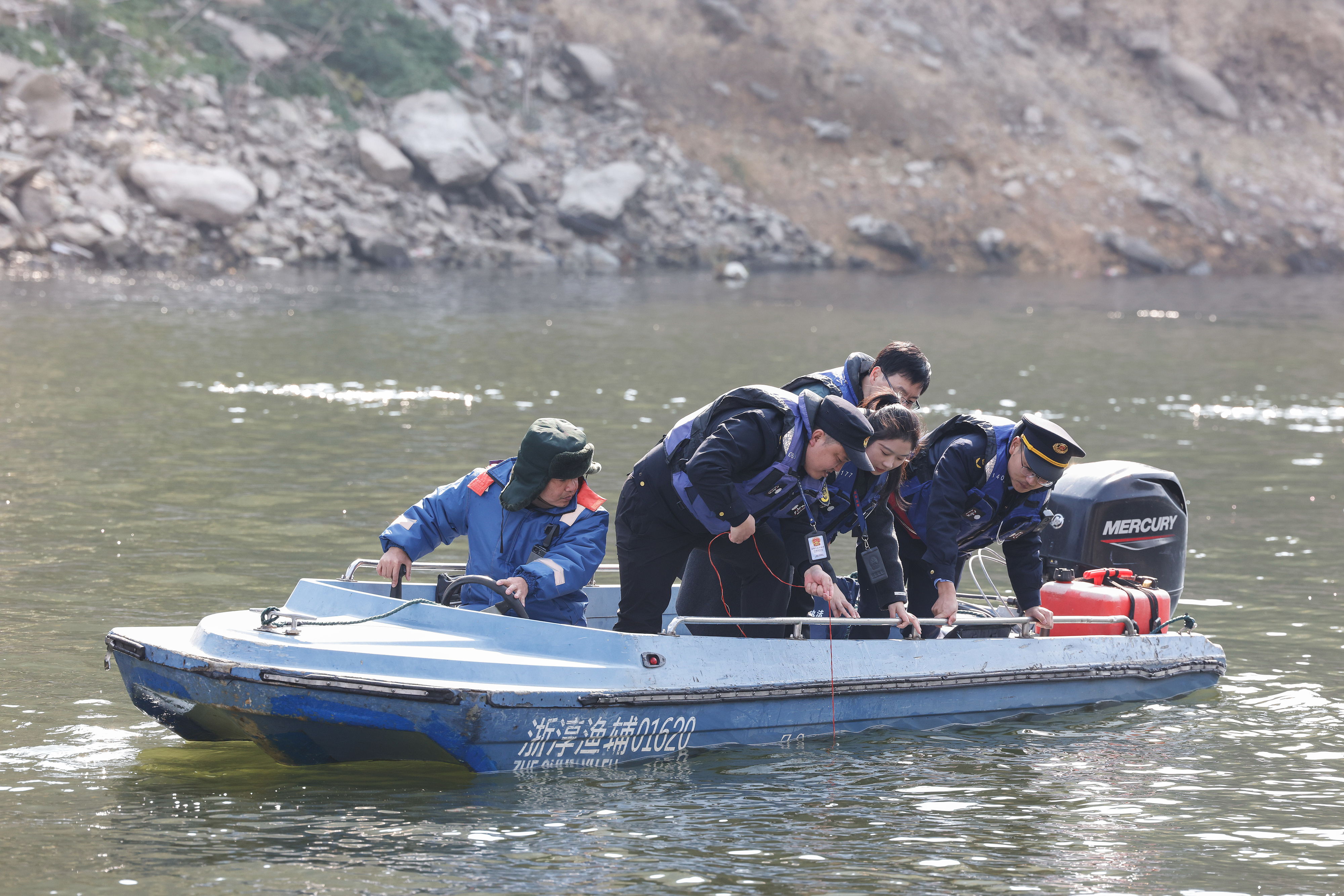 2025年12月4日，浙江杭州淳安縣與安徽黃山歙縣紀(jì)檢監(jiān)察干部及綜合行政執(zhí)法人員對(duì)浙皖交界的新安江鳩坑口水域進(jìn)行常態(tài)化巡河，共同保護(hù)漁業(yè)資源和水域生態(tài)環(huán)境。