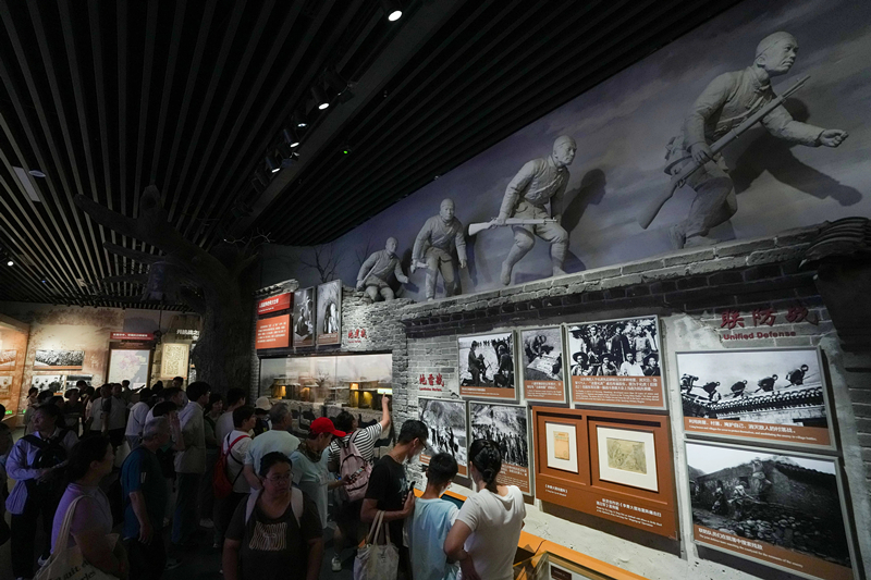 2025年7月8日，參觀者在中國人民抗日戰(zhàn)爭紀(jì)念館參觀《為了民族解放與世界和平》主題展覽。