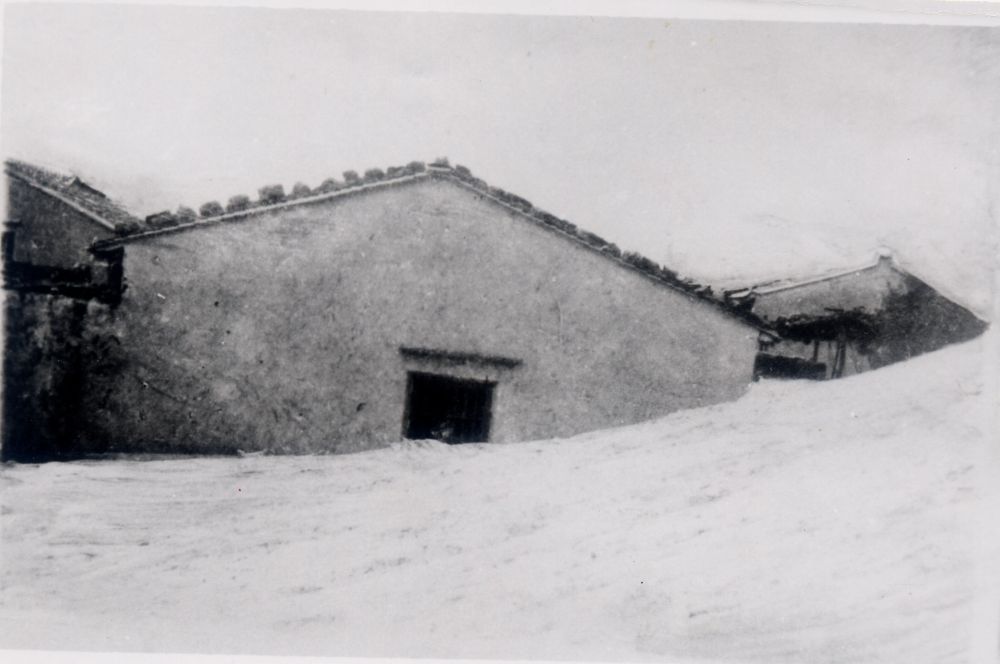 昔日的東山島風(fēng)沙掩埋部分村民村舍（資料照片）。