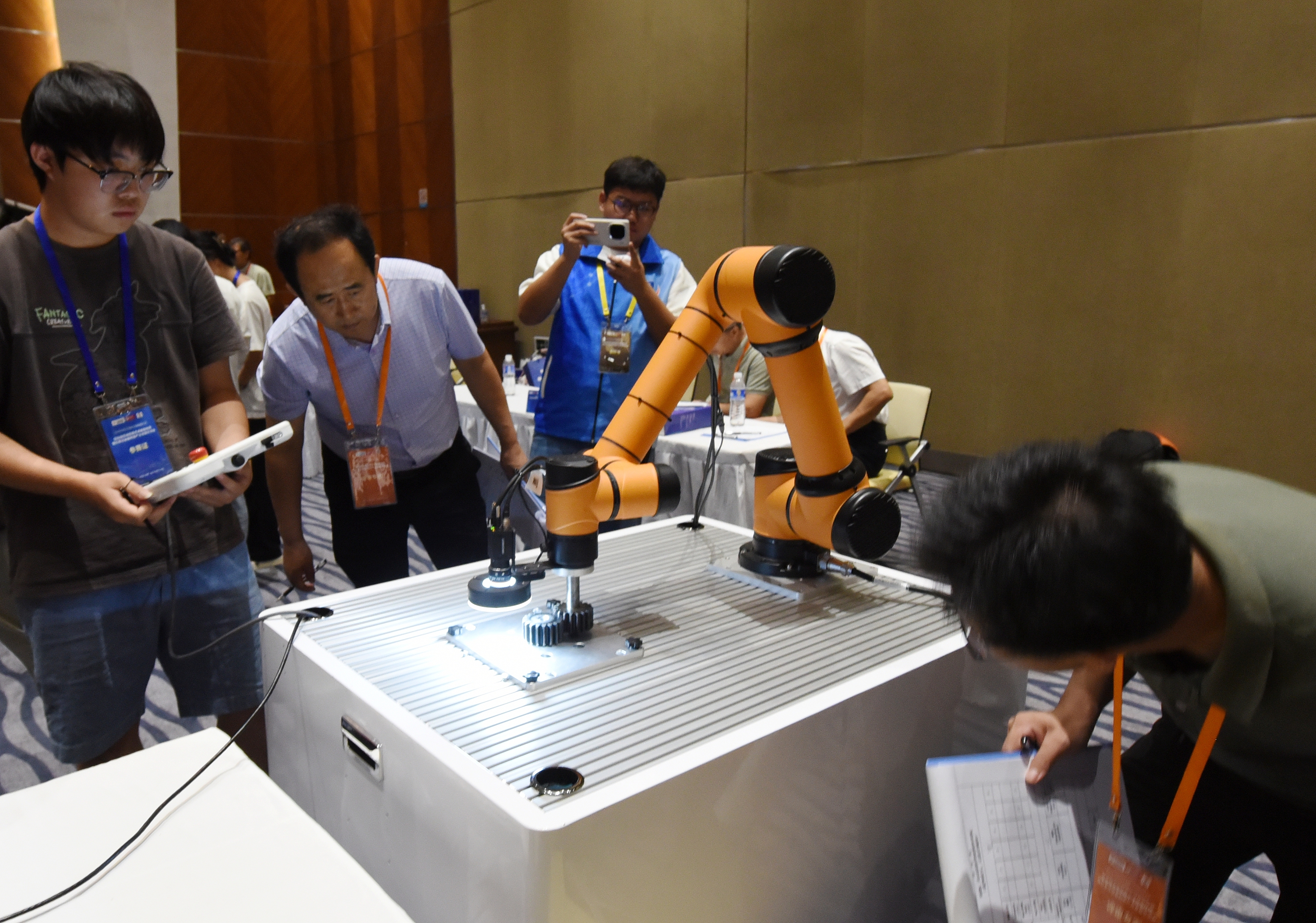 2025年中國大學生機械工程創(chuàng)新創(chuàng)意大賽智能精密裝配賽京津冀魯聯(lián)賽現(xiàn)場，評委對參賽選手進行實操調試評比。