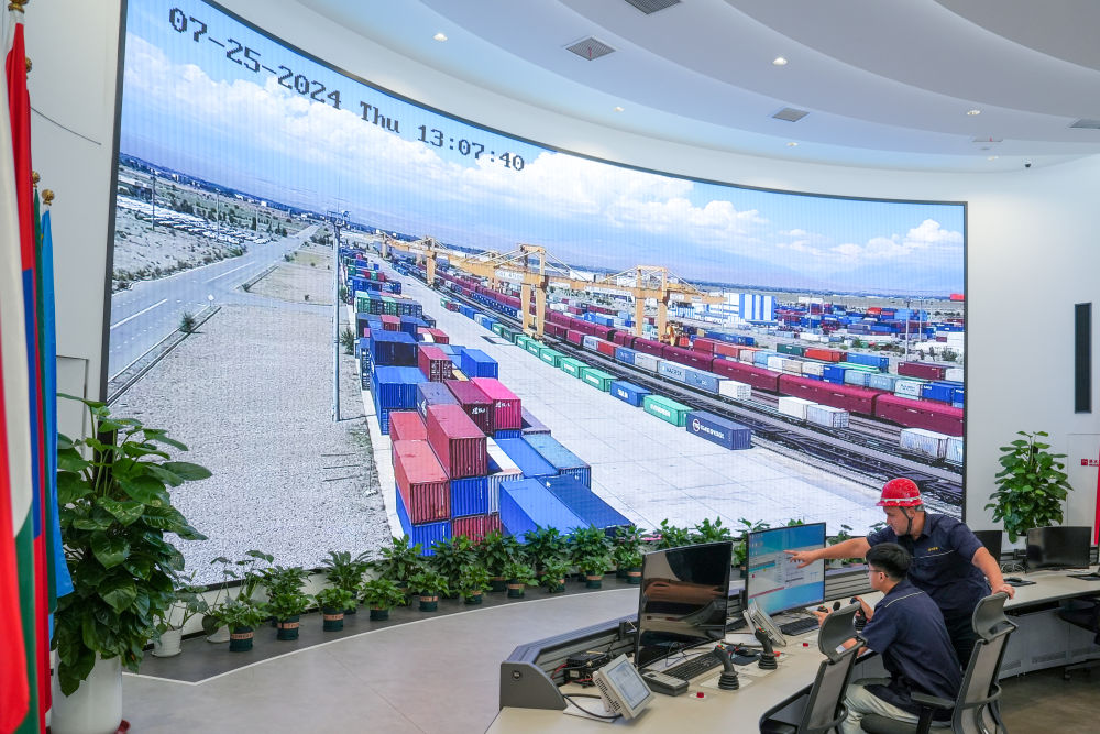 △ 在中哈（連云港）物流合作基地，工作人員通過“中哈物流場站”信息化跟蹤系統(tǒng)查看集裝箱運(yùn)輸情況（2024年7月25日攝）。