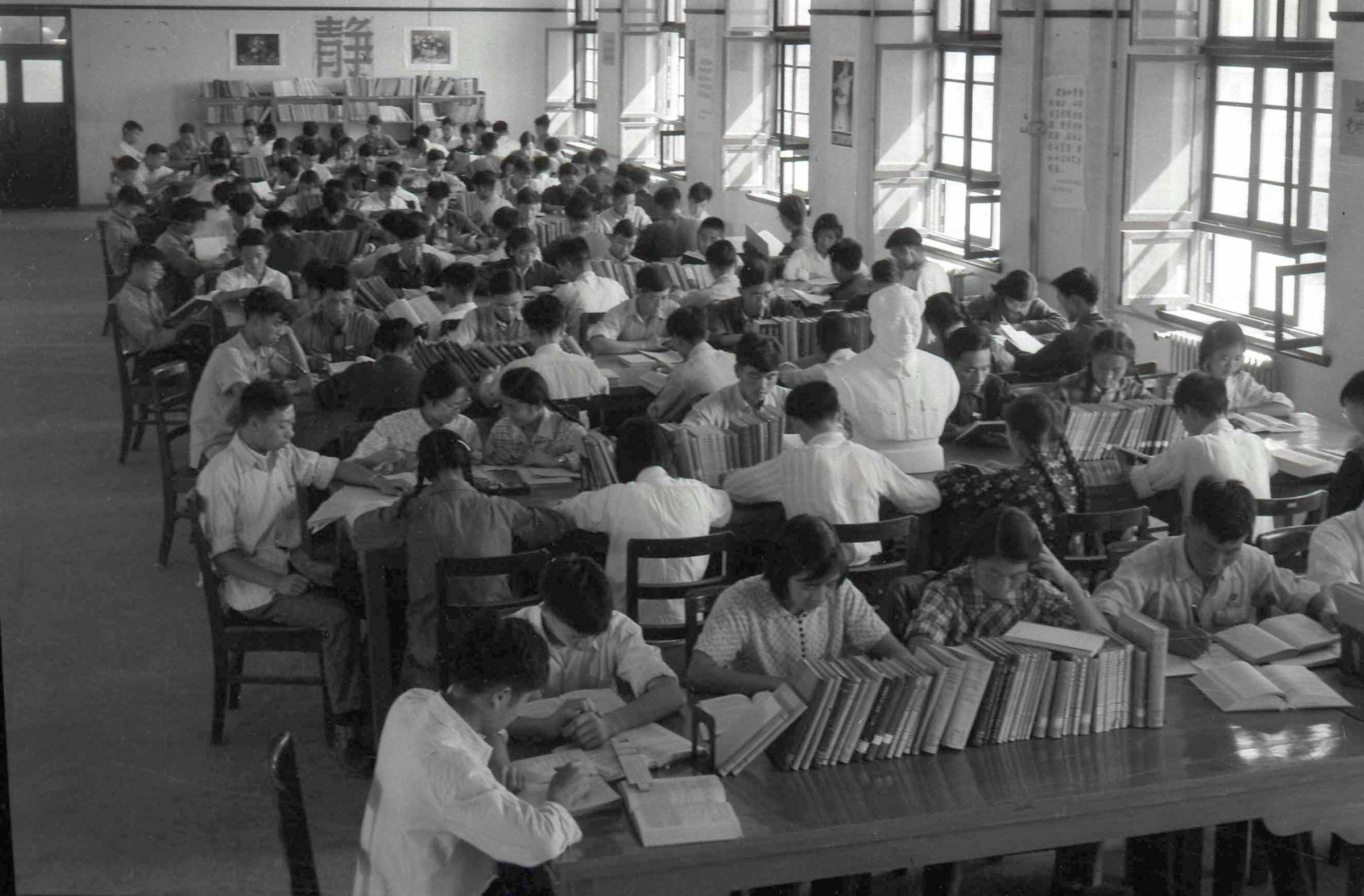 1959年，學(xué)生們在西遷后的交大校園圖書館閱覽室內(nèi)學(xué)習(xí)（資料照片）。