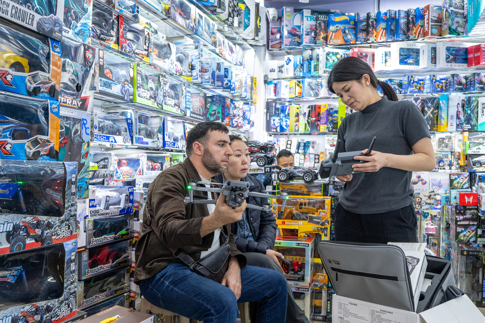 2026年4月1日，外商在浙江義烏國際商貿城洽談采購小商品。