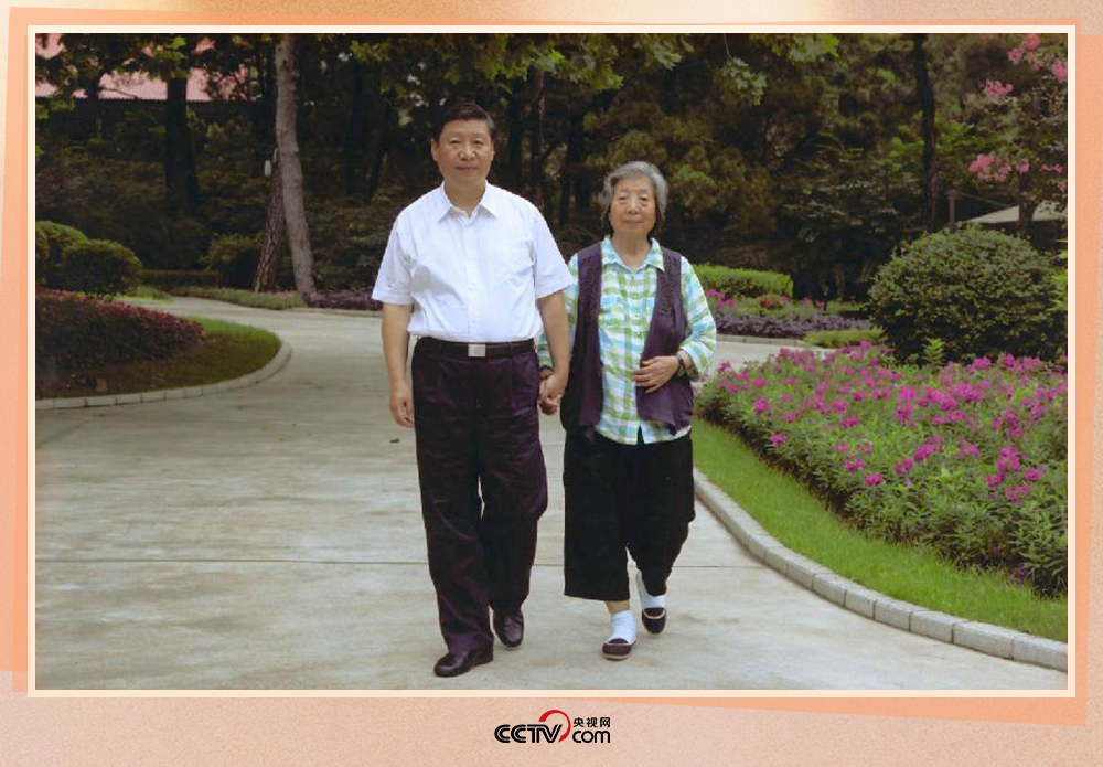 習近平陪母親齊心散步。